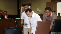 Meskipun kali ini datang ke ruang sidang dan telah dinyatakan sehat oleh dokter yang memeriksanya, ia terus menunduk dan terdiam saat ditanya majelis hakim.