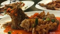 Foto: Dari sayuran hingga aneka lauk pauk tersedia (Niken Widya Yunita/detikTravel)
