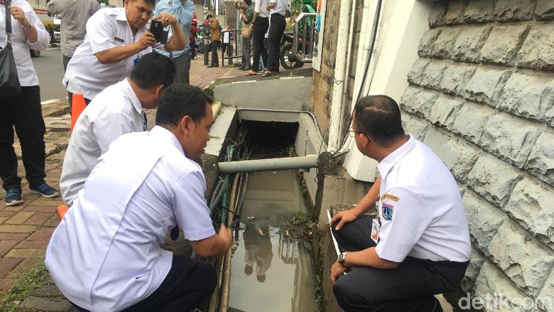 Cek Titik Banjir di Rasuna Said, Anies Foto Gorong-gorong Cek Titik Banjir di Rasuna Said, Anies Foto Gorong-gorong