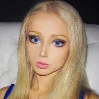 Valeria Lukyanova merupakan salah satu wanita yang melakukan operasi demi mirip Barbie. Wanita asal Ukraina itu melakukan operasi pembesaran payudara. Tampilan tubuhnya jadi terlihat ektrem dengan payudara yang cukup besar namun tubuhnya sangat kurus. Wanita 31 tahun itu juga pernah mengaku bahwa ia penganut Breatharianism. Breatharianism adalah orang-orang yang percaya dirinya bisa bertahan hidup hanya dengan udara dan cahaya, tanpa makan dan minum. Ia bekerja sebagai DJ.  Foto: Ist.