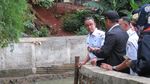 Foto: Anies Nyemplung ke Genangan Air Cek Tanggul Kali Pulo