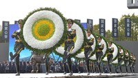 Militer dan Polisi membawa karangan bunga sembari menggelar long march. (Foto: Dok. Reuters/stringer)