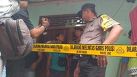 Selama kurang lebih 2 jam, pria itu berada di dalam kontrakan. Sedang rekonstruksi, kata seorang petugas yang berjaga. 