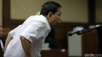 Novanto berdiri dari kursi terdakwa usai menjalani persidangan