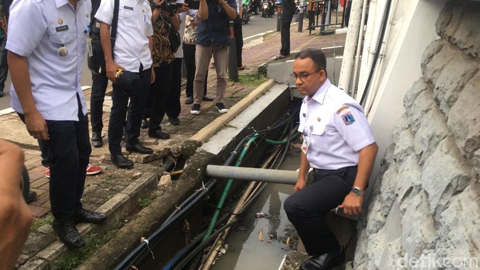 Anies Ingin Kabel Fiber Optik yang Bikin Rasuna Said Banjir Digeser
