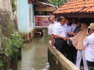 Cara Anies Lobi Warga Jati Padang yang Rumahnya Persempit Kali Pulo