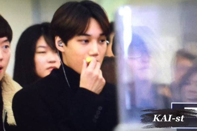Seperti rekan satu grupnya Sehun, Kai EXO juga tak ragu pakai pelembap bibir di tengah kerumunan orang. Foto: ist