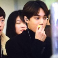 Seperti rekan satu grupnya Sehun, Kai EXO juga tak ragu pakai pelembap bibir di tengah kerumunan orang. Foto: ist
