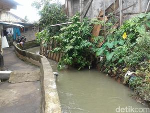 Melihat Kali Pulo yang Mirip Got karena Tertutup Rumah Warga