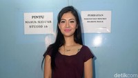 Della mengaku kaget ternyata Gaston masih mempermasalahkan surat cerai ke orang lain, bukan ke pihak keluarganya.