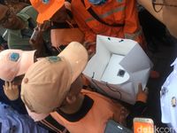 Satu Kotak Camilan dari Anies untuk Pasukan Oranye di Rasuna Said