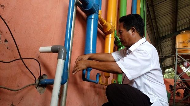 Biogas dari TPA Randegan dialirkan ke instalasi pemurnian gas.