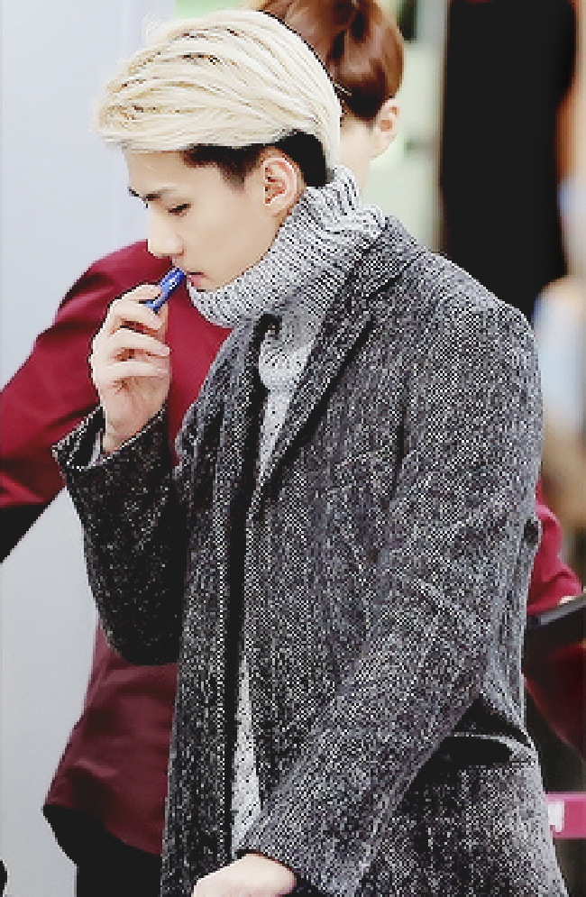 Sehun EXO pun menyempatkan diri untuk mengolesi bibirnya dengan lip balm bahkan ketika ia sedang berjalan.  Foto: ist