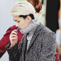 Sehun EXO pun menyempatkan diri untuk mengolesi bibirnya dengan lip balm bahkan ketika ia sedang berjalan.  Foto: ist