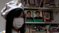 Setiap bulan, anggota fans club ini mengadakan pertemuan. Mereka bertemu sambil berdiskusi, bahan bacaannya yaitu artikel-artikel dari harian Rodong Sinmun, koran resmi Partai Pekerja Korea Utara. (Toru Hanai/Reuters)