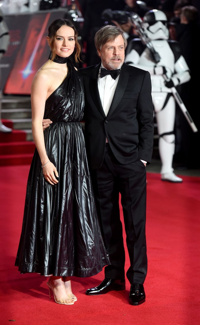 Daisy Ridley berpose di depan barisan Stromtroopers bersama Mark Hamill, pemeran Luke Skywalker. Foto: Dok. Getty Images