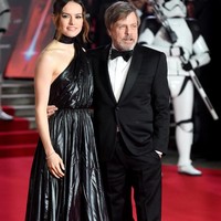 Daisy Ridley berpose di depan barisan Stromtroopers bersama Mark Hamill, pemeran Luke Skywalker. Foto: Dok. Getty Images