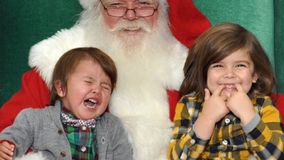 Lucu Deh, Berbagai Ekspresi Anak saat Berpose dengan Santa Claus