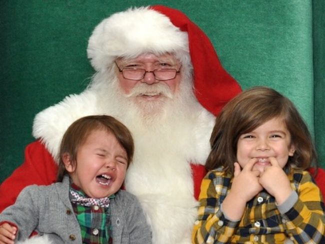 Lucu Deh Berbagai Ekspresi Anak saat Berpose dengan Santa  