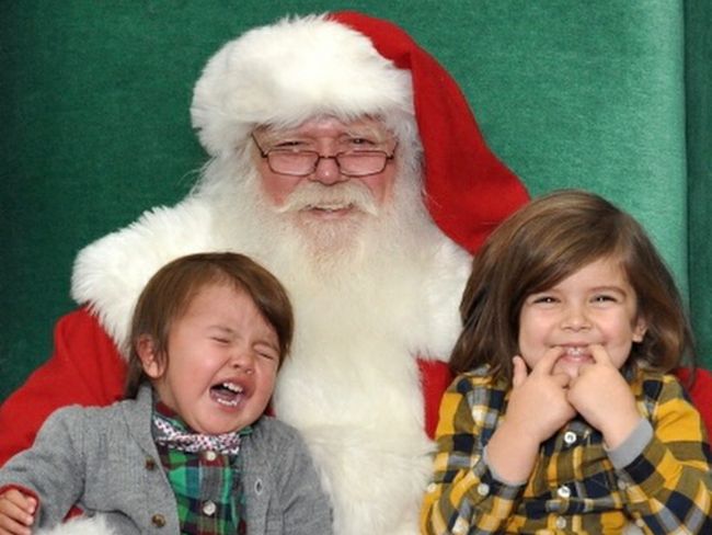 Lucu Deh Berbagai Ekspresi Anak saat Berpose dengan Santa Lucu Deh Berbagai Ekspresi Anak saat Berpose dengan Santa