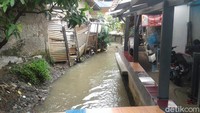 Soal banyaknya rumah permanen di bantaran bahkan di atas Kali Pulo, Ketua RW 06 Jatipadang Arief Syarifuddin (37) mengatakan bangunan tersebut sudah lama berdiri. 