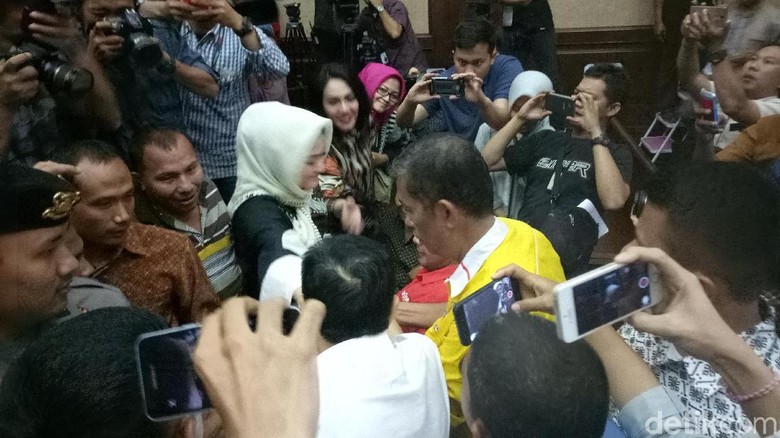 Usai Sidang, Novanto Sempat Bersalaman dengan Istrinya Usai Sidang, Novanto Sempat Bersalaman dengan Istrinya