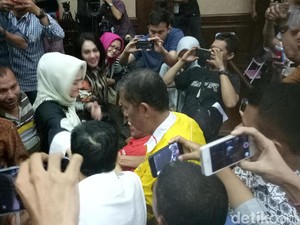 Usai Sidang, Novanto Sempat Bersalaman dengan Istrinya
