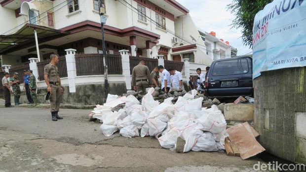   Setelah menutup dengan sak pasir, petugas akan membuat tanggul dari bronjong batu kali.