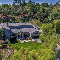 Rumah seluas 9.400 kaki persegi itu berdiri di atas 1,28 hektar tanah dengan harga US$ 10 juta atau sekitar Rp 135 miliar. Rumah baru Kris Jenner berisi enam kamar tidur, tujuh kamar mandi, ruang teater, lounge atau ruang bersantai dengan meja bar di dalamnya.  Foto: Dok. Trulia