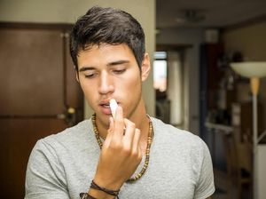 7 Lip Balm Tak Berwarna untuk Pria yang Bibirnya Kering Saat Puasa