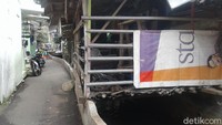 Menurut Ketua RW 06 Jatipadang Arief, dirinya sudah menyampaikan langsung ke Anies bahwa warga Jati Padang sebenarnya sudah siap dilakukan normalisasi Kali Pulo. Namun warga meminta ganti untung, alias ganti rugi di atas harga NJOP.