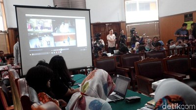 KPK Siarkan Drama Sidang Novanto dari PN Jaksel