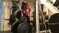 Berbagai berat beban sudah pernah ia jajal sambil melakukan squat dengan beberapa repetisi. (Foto: Instagram/@naomi.supergirl)