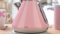 Suka minum kopi atau teh hangat? Masak airnya menggunakan kettle listrik warna pink ini. Cantik juga jadi aksesoris di meja makan atau di kitchen set dapur Anda. Foto: Istimewa