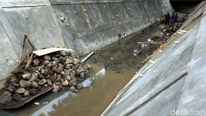 Antisipasi banjir di musim penghujan, selokan di Kober, Kelurahan Rawa Bunga, Jatinegara, Jakarta, diperbesar, Rabu (13/12/2017).