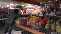 Foto: Di sebelah lainnya adalah penjual buah dan sayur mayur. Meski terpisah 5.600 km dari Indonesia, sayur dan buahnya sama juga lho (Fitraya/detikTravel)