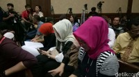Idrus duduk satu deretan dengan istri Setya Novanto, Deisti Astriani Tagor. Baik Idrus maupun Deisti tampak sibuk main HP sambil mengikuti jalannya sidang.