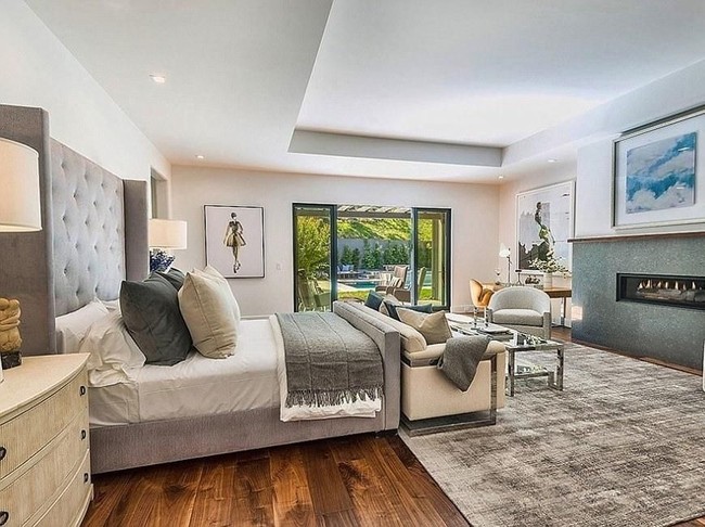 Rumah mewah yang sebentar lagi akan ditempati oleh Kris Jenner itu mempunyai  kamar tidur utama berukuran besar. Terdapat lemari pakaian yang besar serta kamar mandi dilengkapi bathub dan balkon sendiri. Foto: Dok. Trulia