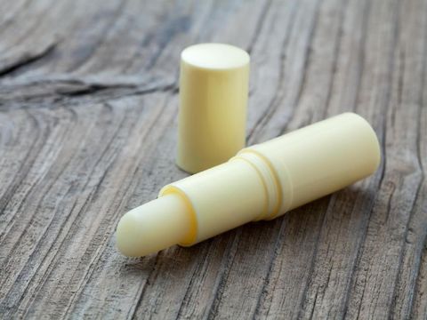 Ini Manfaat Pakai Lip Balm Seperti yang Dilakukan Sandiaga Uno 