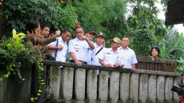 Foto: Anies Nyemplung ke Genangan Air Cek Tanggul Kali Pulo