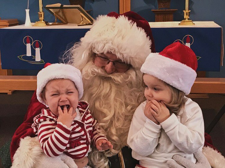Lucu Deh Berbagai Ekspresi Anak saat Berpose dengan Santa  