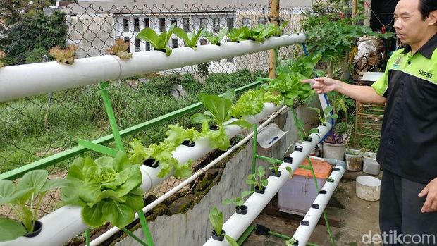 Ini Simon, Warga Bandung yang Ubah Air Hujan Jadi Layak Minum