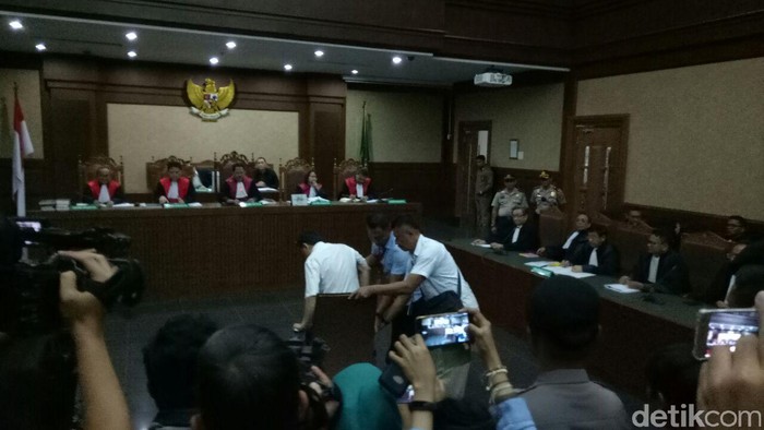 Setelah Hakim Panggil Dokter, Novanto Tak Jawab Pertanyaan