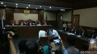 Novanto dipapah sampai ia duduk di kursi terdakwa (Foto: Aditya Mardiastuti/detikcom)