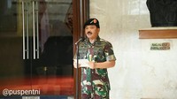 Namun kali ini dia berseragam loreng dengan baret hitam. Seragam loreng jenis ini sendiri memang bisa dipakai di semua korps TNI.  (Foto: Dok. Instagram @puspentni)