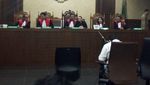 Gaya Novanto yang Terus Menunduk dan Jalan Bungkuk