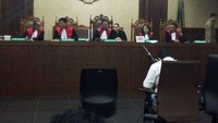 Saat sidang berjalan, Novanto terus menunduk. Dia juga tidak menjawab pertanyaan dari hakim.