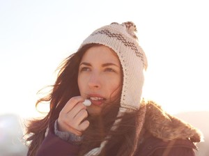 Ini Pentingnya Pakai Lip Balm Saat Traveling