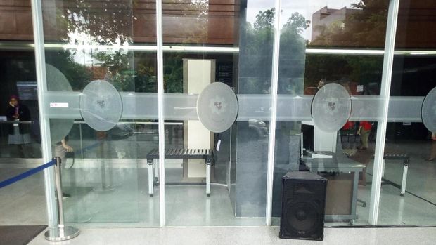 Satu speaker berada di lobi pengadilan dan satunya lagi di teras pengadilan.