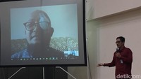 Dari Singapura, Novel juga sempat melakukan video conference dengan rekan-rekan di KPK (Nurin-detikcom)